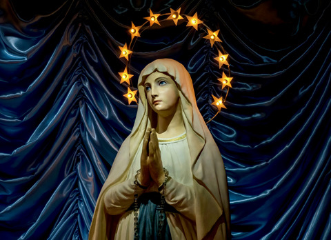 Kleine mensen in het licht gezet