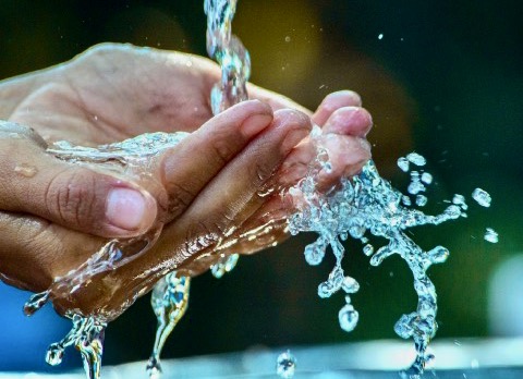 Stromend water